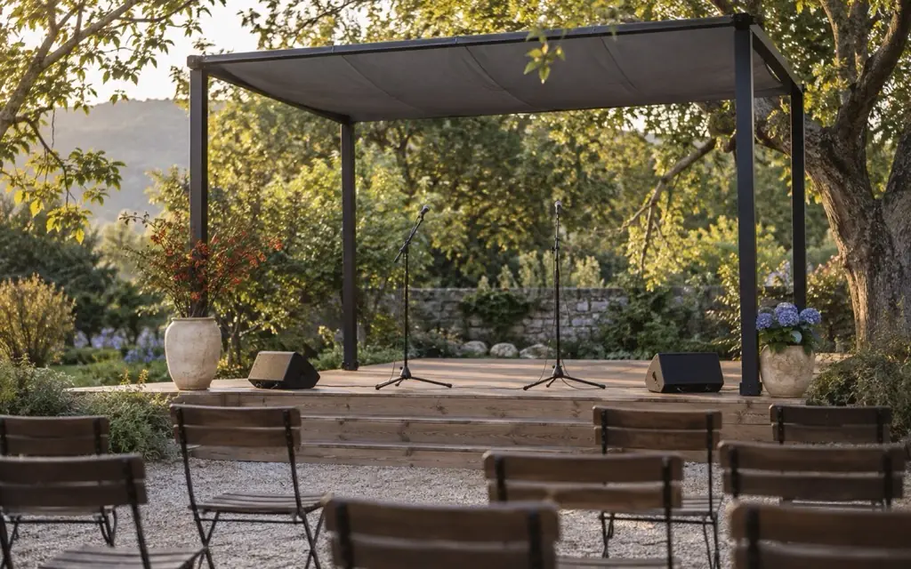 Petite scène culturelle en plein air dans un jardin.