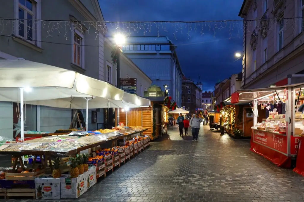 Marché de rue éclairé au crépuscule, photographie illustrative.